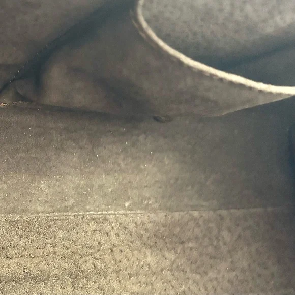 Elegant Floral Embossed Leather Handbag - Picture 9 of 9